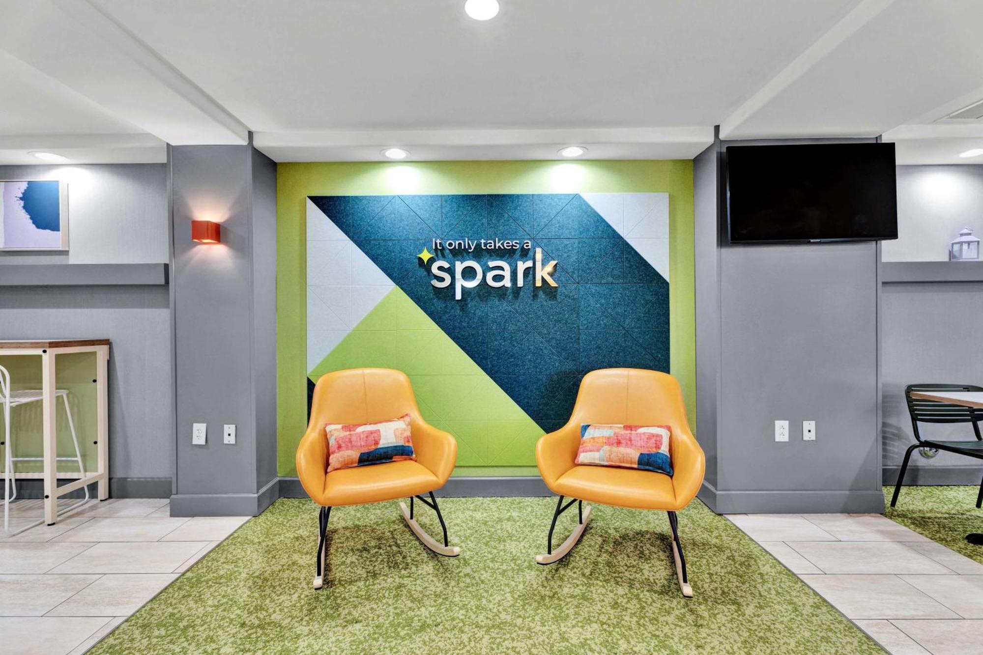 Spark By Hilton Плимът Екстериор снимка